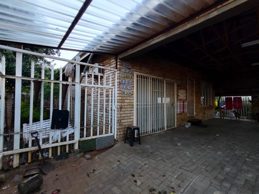 2 Bedroom Property for Sale in Geelhoutpark North West